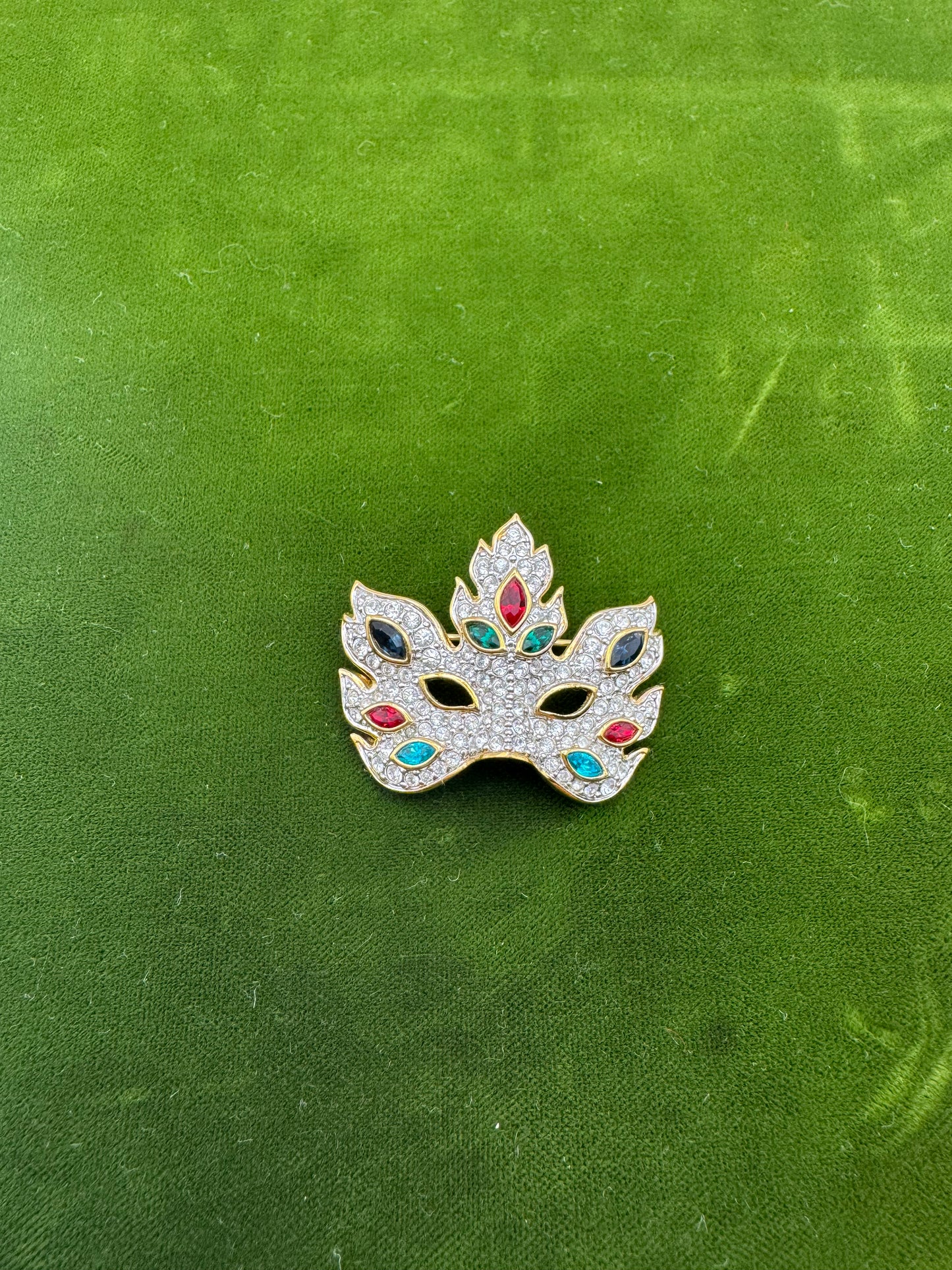Vintage Swan Swarovski Masquerade Brooch Pin