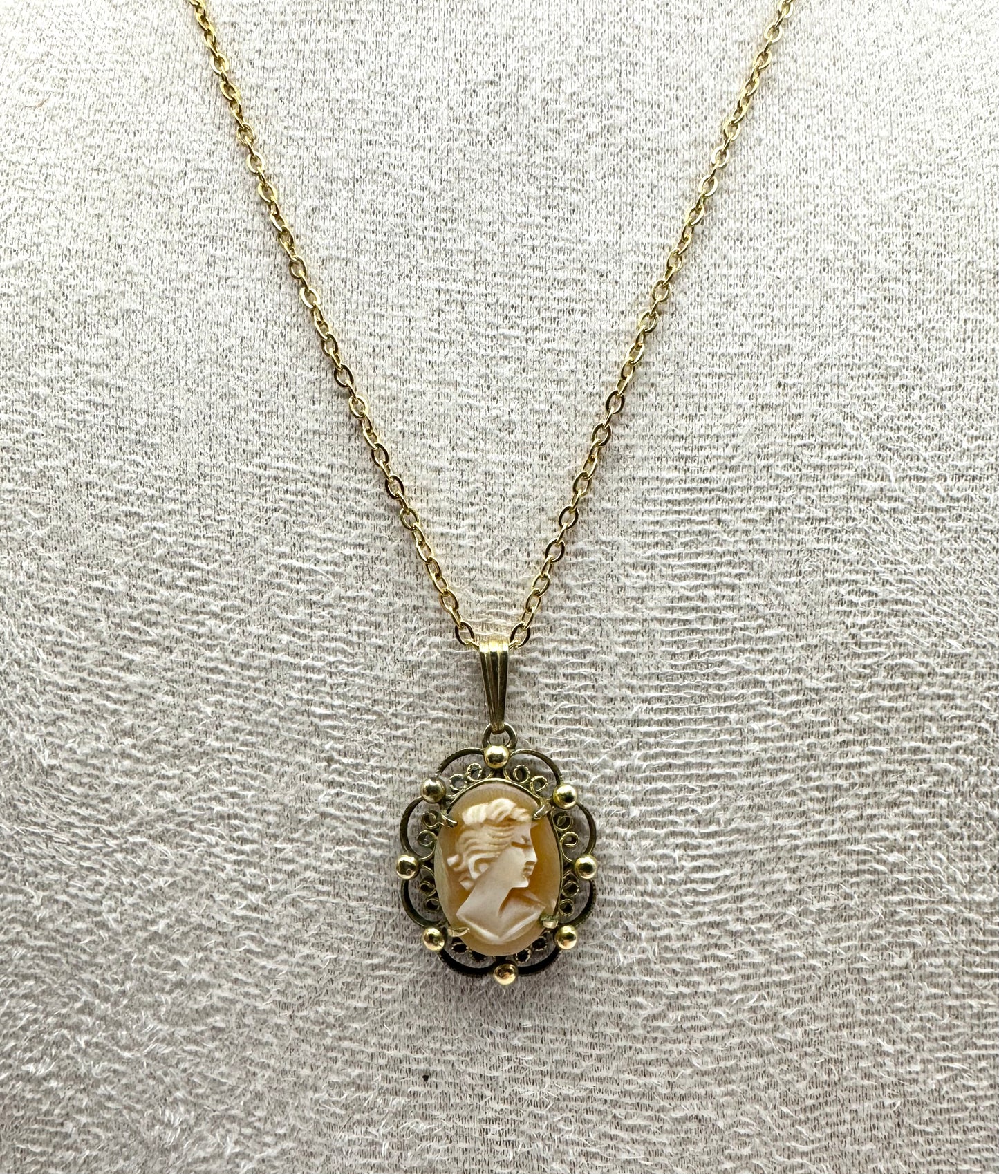 12k Gold Filled Shell Cameo Pendant Necklace 1950s