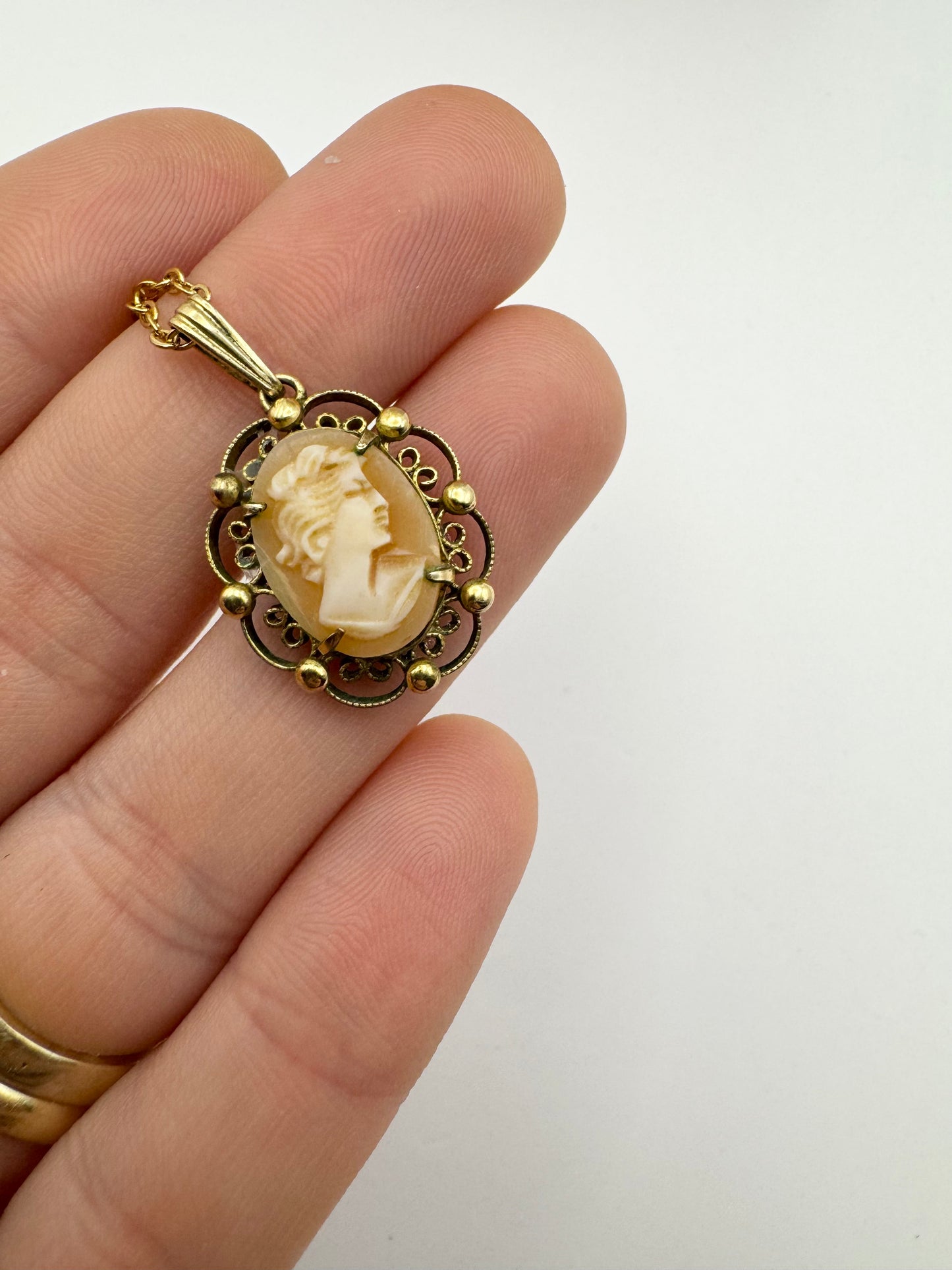 12k Gold Filled Shell Cameo Pendant Necklace 1950s
