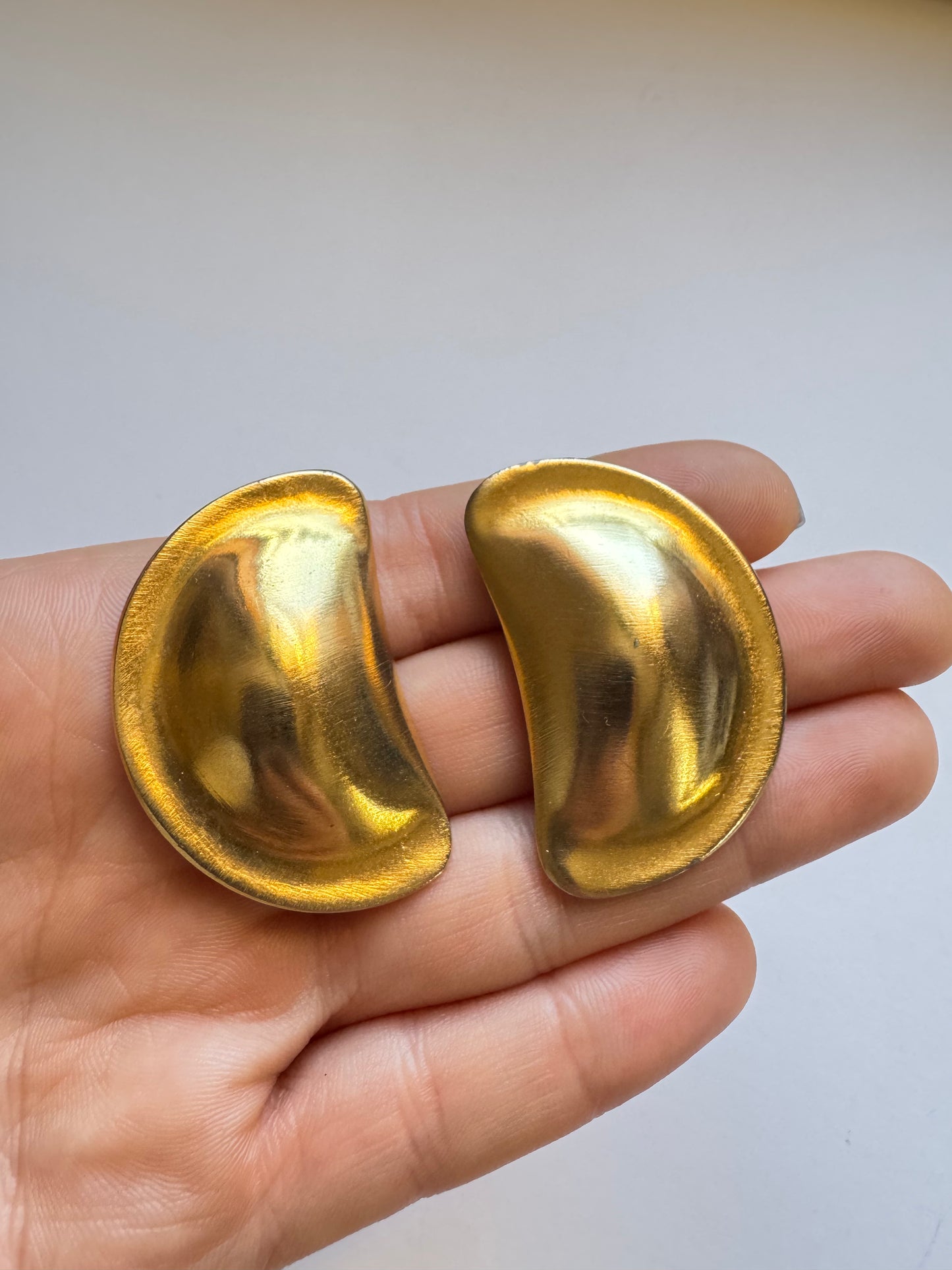 Vintage Les Bernard Sculptural Gold Tone Clip On Earrings
