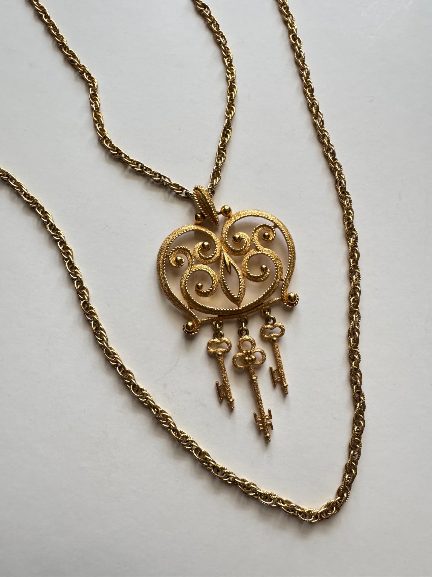 Vintage Crown Trifari Heart & Keys Pendant Necklace Gold Tone Signed