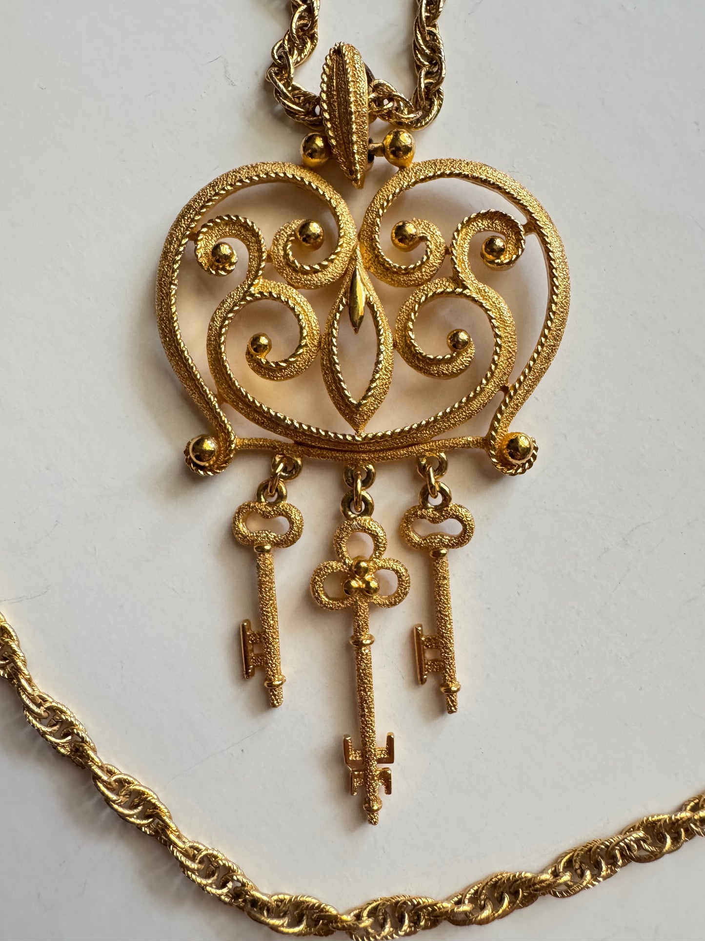 Vintage Crown Trifari Heart & Keys Pendant Necklace Gold Tone Signed